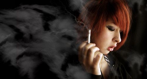 煙草をふかす女性